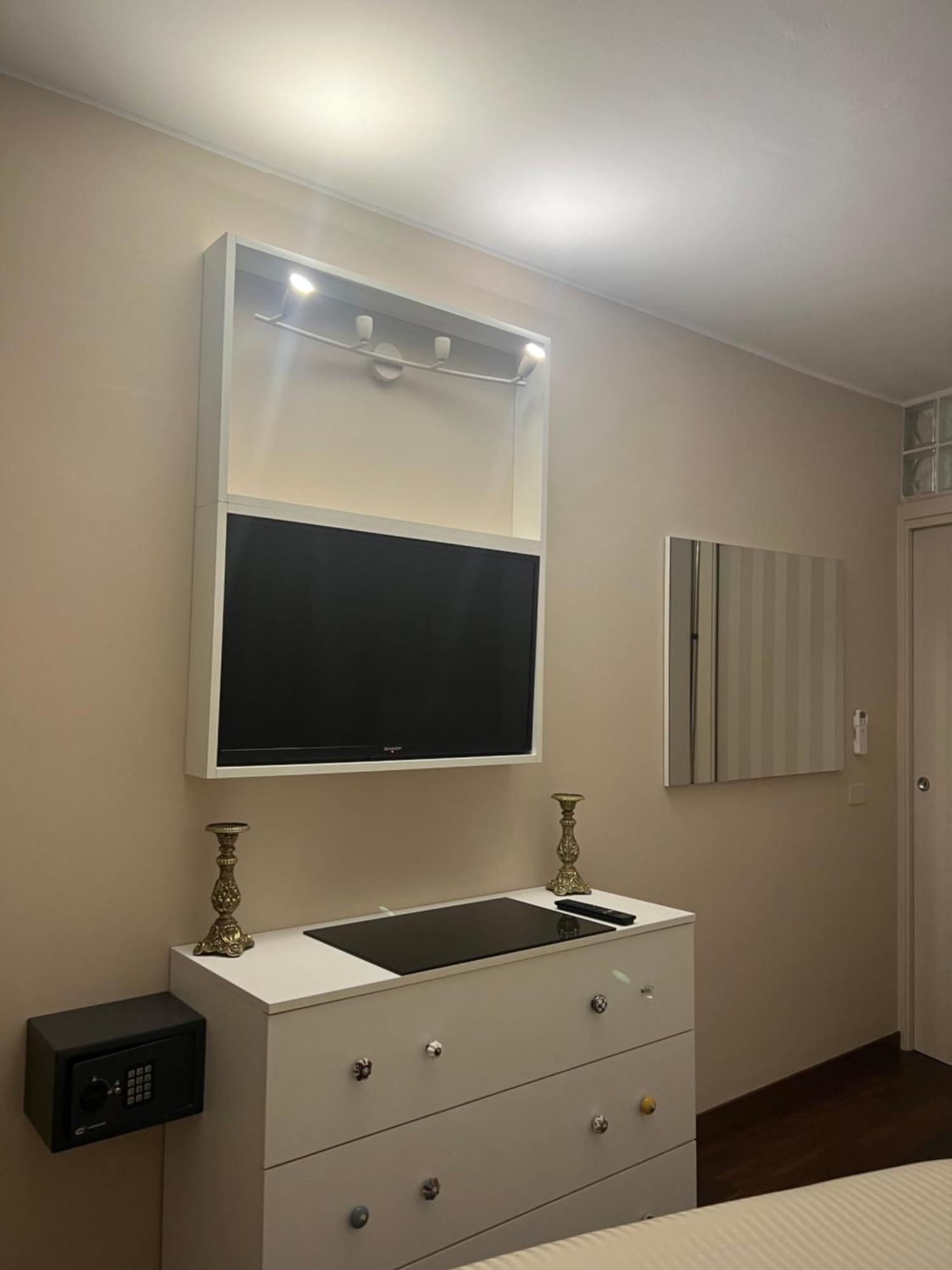 Tevere 20 House Monza Ruang foto